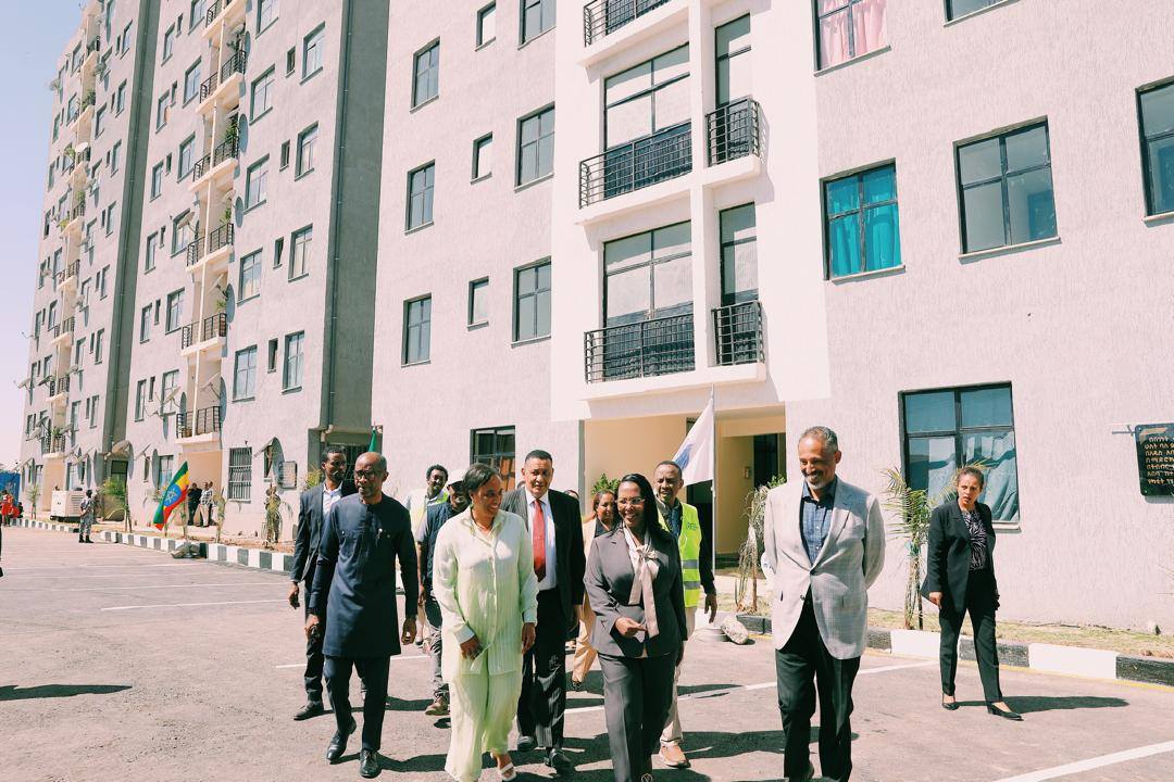 ከንቲባ አዳነች አቤቤ በበጎነት የመኖሪያ መንደር ለአቅመ ደካሞች እና የልማት ተነሺዎች የተገነቡ የመኖሪያ ቤቶችን ለነዋሪዎች አስተላለፉ