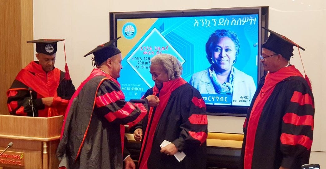 ጋዜጠኛ መዓዛ ብሩ የክብር ዶክትሬታቸውን ከባሕርዳር ዩኒቨርሲቲ ተቀበሉ
