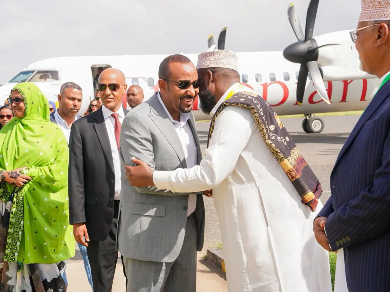 ጠቅላይ ሚኒስትር ዐቢይ አሕመድ (ዶ/ር) እና ቀዳማዊት እመቤት ዝናሽ ታያቸው ከምክትል ጠቅላይ ሚኒስትር ተመስገን ጥሩነህ እና አደም ፋራህን ጨምሮ ከከፍተኛ የመንግሥት ኃላፊዎች ጋር በመሆን ጂግጂጋ ከተማ ገብተዋል