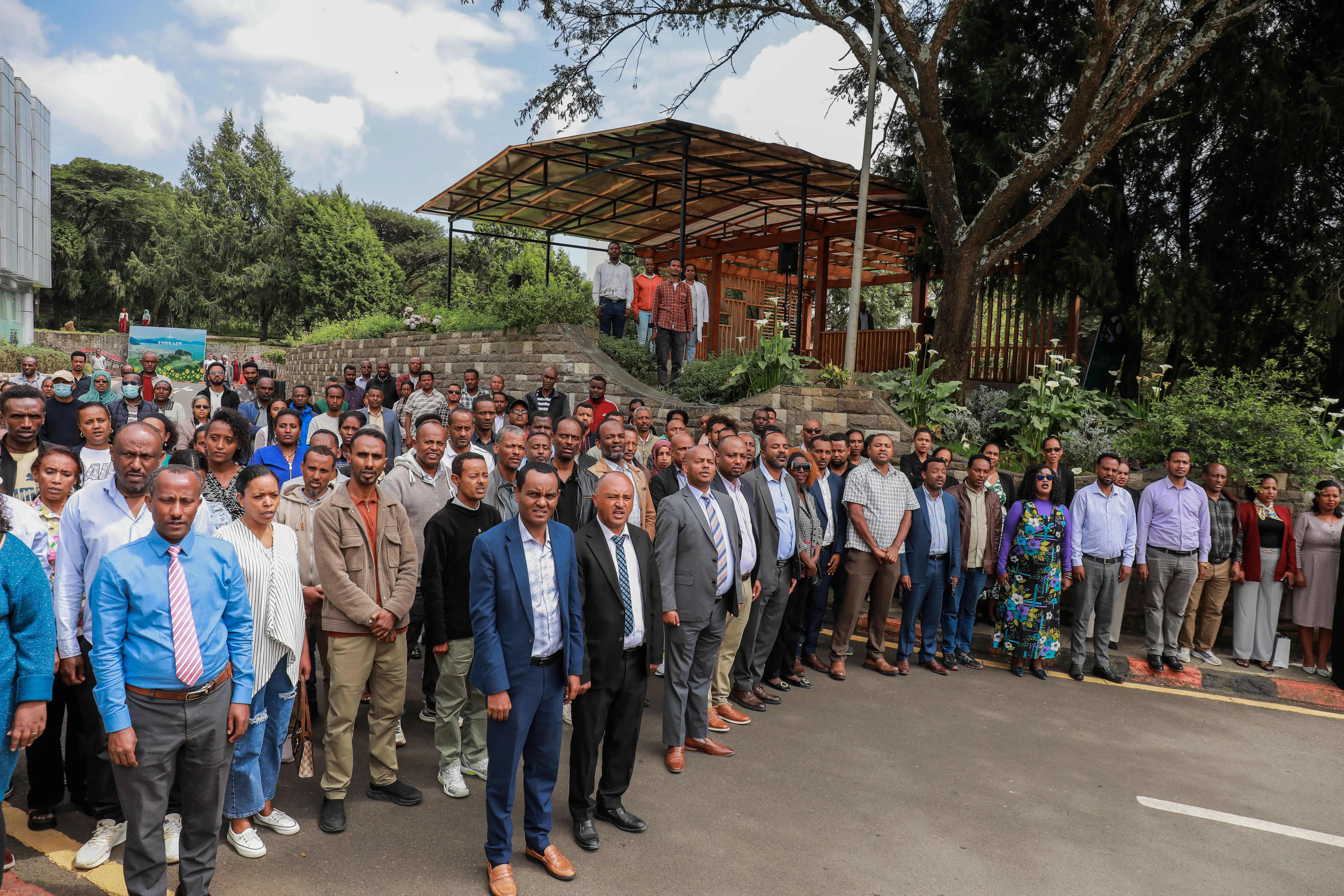 የኢቢሲ ሠራተኞች የሰንደቅ ዓላማ ቀንን አከበሩ 