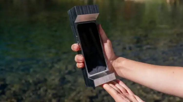Six-Pound Steel Phone Case Aims to Cure Smartphone Addiction with Physical Fatigue