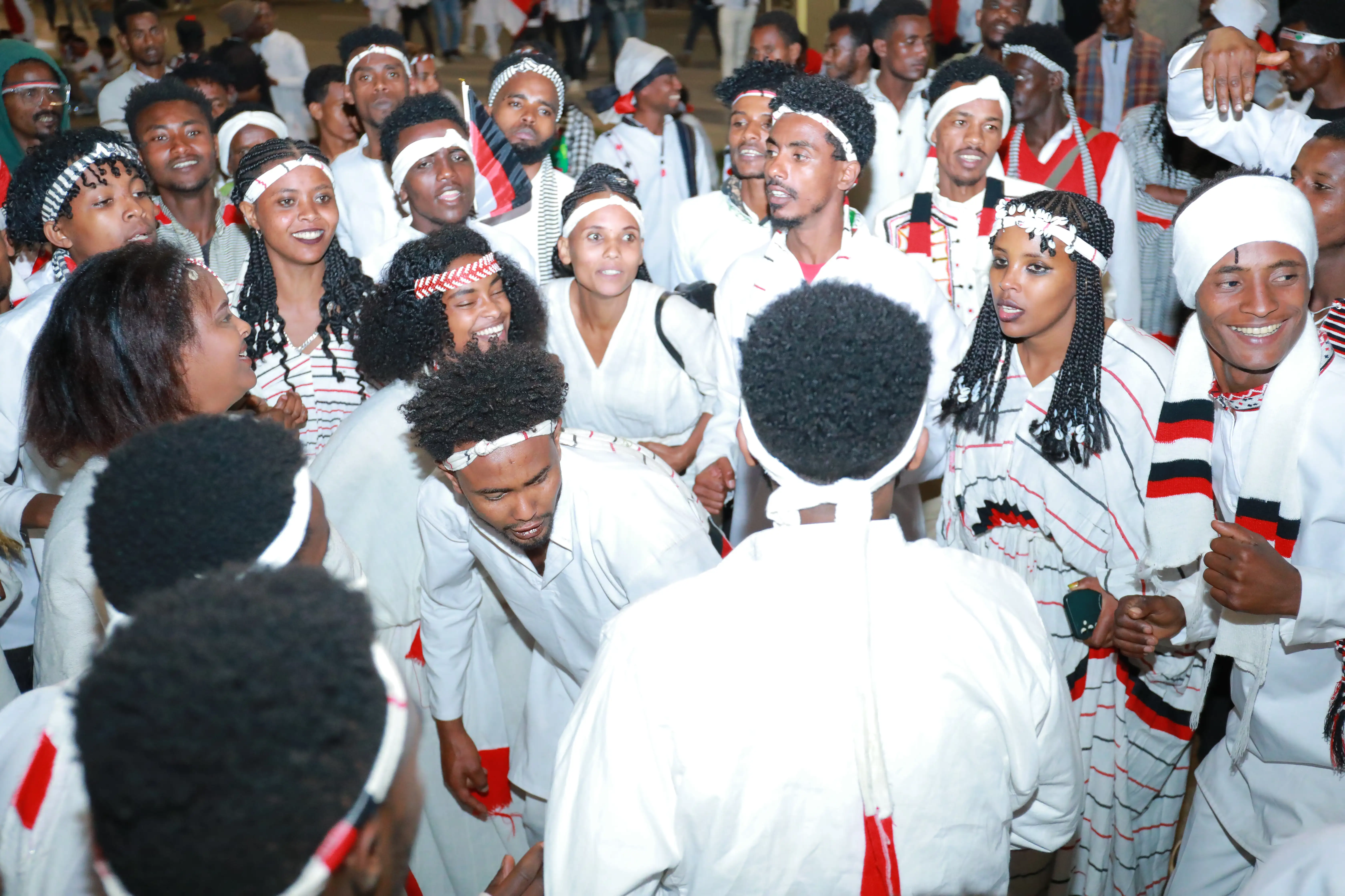 የኢሬቻ ሆረ ፊንፊኔ ታዳሚዎች በዓሉ ወደሚከበርበት ኢሬቻ ፓርክ እየገቡ ነው 
