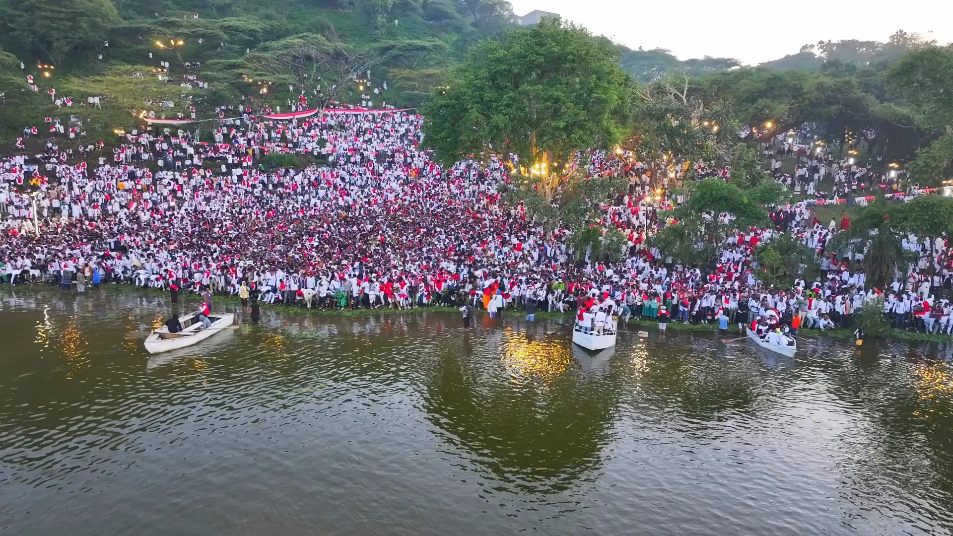 ኢሬቻ  የወንድማማቾች በዓል መሆኑ በተግባር የታየበት ነው፦ የሆረ ሀርሰዴ ኢሬቻ ታዳሚዎች