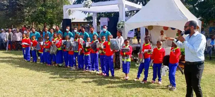 ቶዮ ሶላር አምራች ኩባንያ አቅም ለሌላቸው ተማሪዎች ከ5 ሚሊዮን ብር በላይ የሚገመት የትምህርት ቁሳቁስ ድጋፍ አደረገ