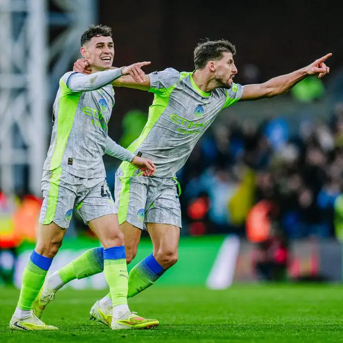 Maanchister Siitiin Kiristaal Paalaas 3 fi 0n injifate 