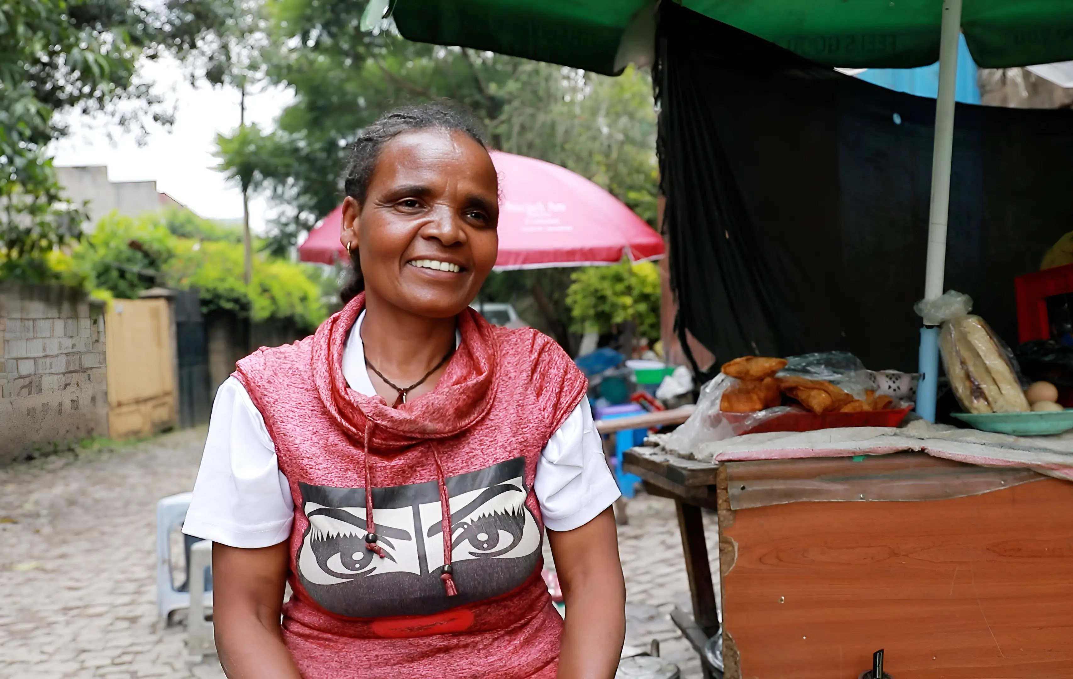 “ልጄ እኔ ካሳለፍኩት የተሻለ ሕይወት እንደሚኖራት አምናለሁ”፡- ሻይ እና ቡና በመሸጥ ለሕዳሴ ግድብ የላባቸውን ጠብታ ያዋጡት እናት 