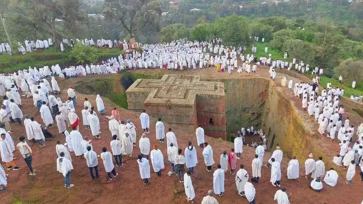 ለገና በዓል ዝግጅቷን አጠናቃ እንግዶችን እየተቀበለች የምትገኘው ላሊበላ