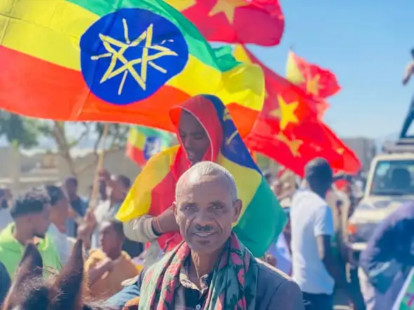 በትግራይ ክልል ደቡብ ምሥራቅ ዞን አዱጉደም ከተማ ሕገ ወጡን የህወሓት ቡድን በማውገዝ እና የፌዴራል መንግሥቱን በመደገፍ የተደረገ ሰልፍ፦ (በምሥል)