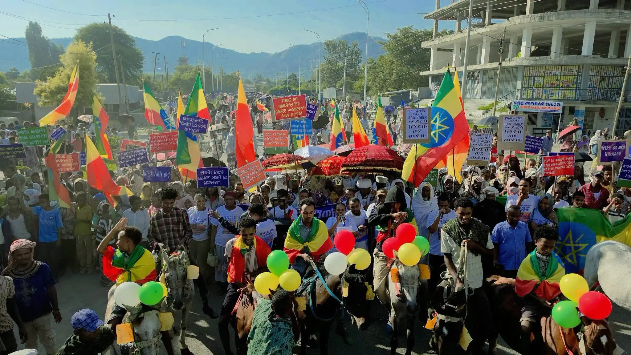 በአማራ ክልል በተለያዩ ከተሞች እየተካሄደ ያለው የሀገር መከላከያ ሠራዊት የድጋፍ ሰልፍ (በምስል)