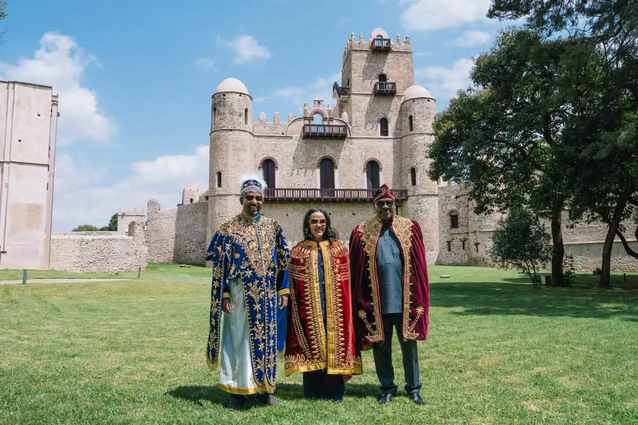 ጠቅላይ ሚኒስትር ዐቢይ አሕመድ (ዶ/ር)፣ ቀዳማዊት እመቤት ዝናሽ ታያቸው እና የጋናው ፕሬዝዳንት ጆን ድራማኒ ማሃማ ከሌሎች ከፍተኛ ባለሥልጣናት ጋር በመሆን የፋሲል ግንብን ሲጎበኙ በምስል፤