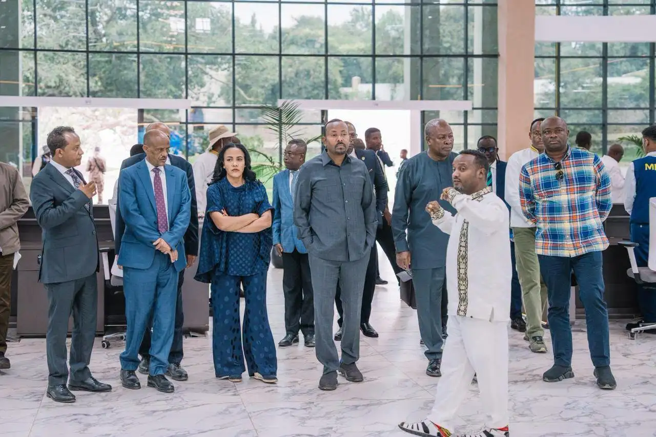 ጠቅላይ ሚኒስትር ዐቢይ አሕመድ (ዶ/ር)፣ ቀዳማዊት እመቤት ዝናሽ ታያቸው እና የጋናው ፕሬዝዳንት ጆን ድራማኒ ማሃማ ከሌሎች ከፍተኛ ባለሥልጣናት ጋር በመሆን የጎንደር መሶብ አንድ ማዕከል አገልግሎትን ሲጎበኙ በምስል፤