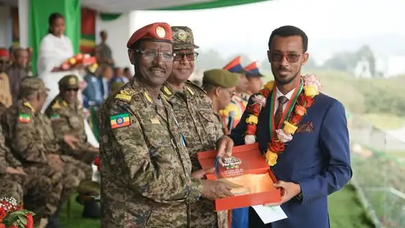 በ119ኛው የመከላከያ ሠራዊት ቀን ለሠራዊቱ በተለያየ መንገድ አስተዋጽኦ ላበረከቱ ዜጎች የመከላከያ ሠራዊት የክብር አባልነት እውቅና ተሰጠ