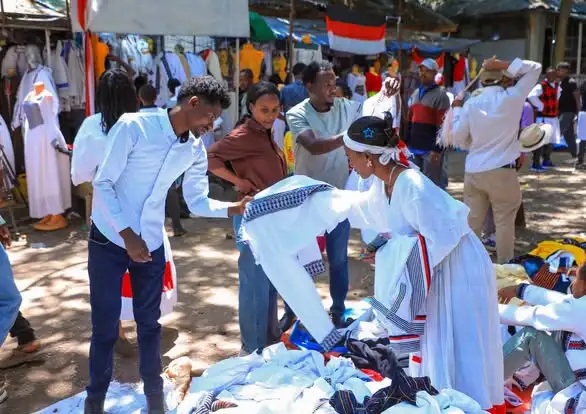 የሆረ ሀርሰዴ ኢሬቻ ታዳሚዎችን ለማስዋብ በቢሾፍቱ የደራው የአልባሳት ገበያ ድባብ፦