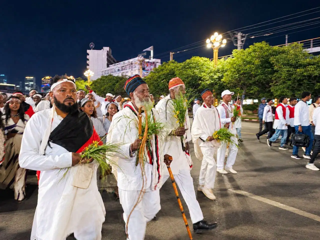 የኢሬቻ ሆረ ፊንፊኔ ታዳሚዎች “ያለፈውን ዓመት በሰላም አሳልፈህ ዘንድሮ ያደረስከን ፈጣሪ ምስጋና ይገባኻል” እያሉ እያመሰገኑ ወደ መልካ ፊንፊኔ እያቀኑ ነው  #ትልቅ_ሀገር! #ትልቅ_ሕዝብ! #ታላቅ_ርዕይ!