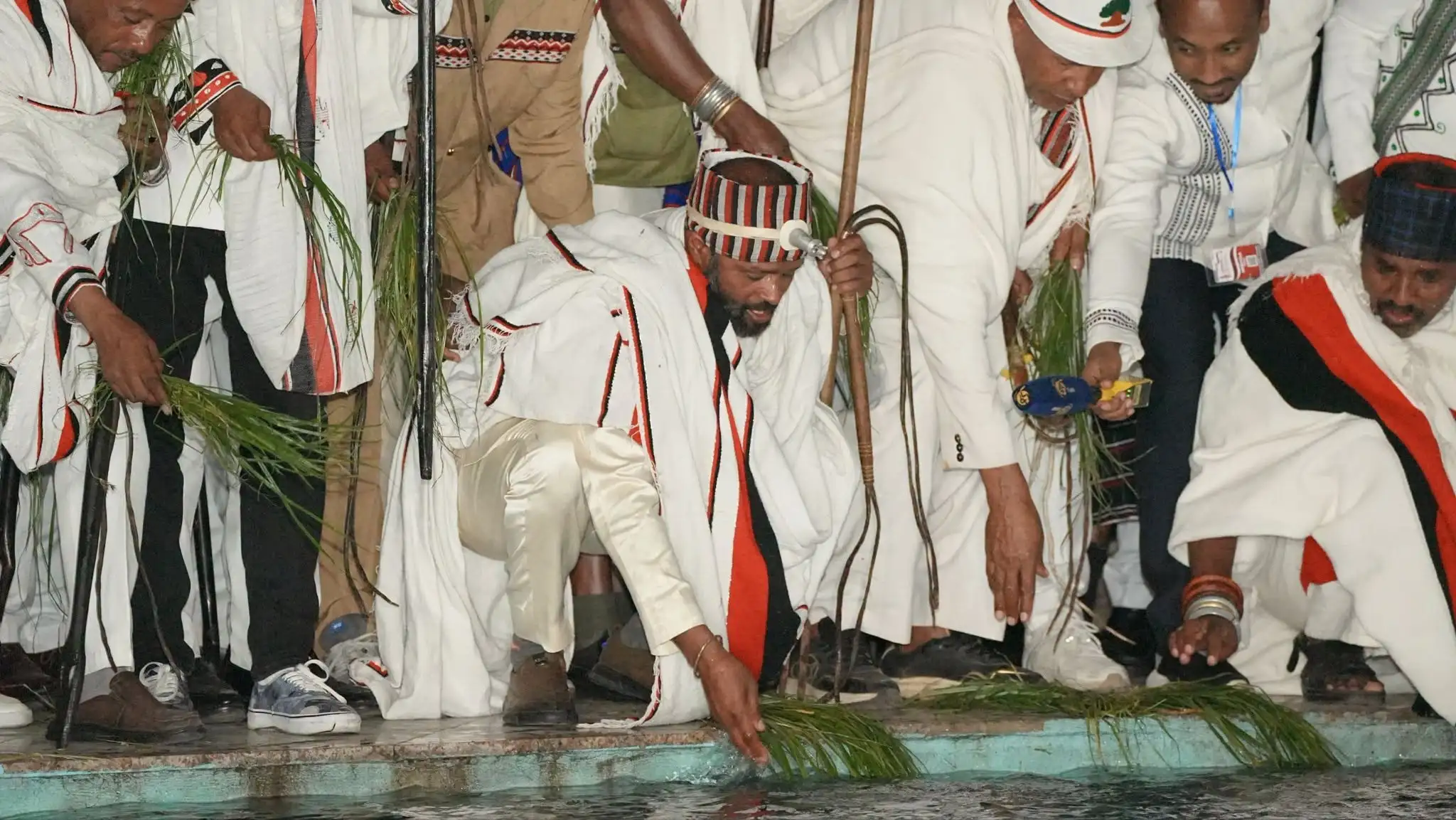 አባ ገዳዎች፣ ሃደ ሲንቄዎች እንዲሁም የበዓሉ ታዳሚዎች በሆረ ፊንፊኔ የ‘ኢሬፈና’ /ምስጋና የማቅረብ ሥነ ሥርዓት/ እያከናወኑ ነው  #ትልቅ_ሀገር! #ትልቅ_ሕዝብ! #ታላቅ_ርዕይ!