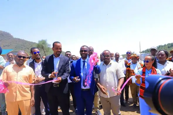 በጋሞ ዞን በመሬት መንሸራተት አደጋ ለተፈናቀሉ ወገኖች የተገነቡ ዘመናዊ መኖሪያ ቤቶች ለተጠቃሚዎች ተላለፉ