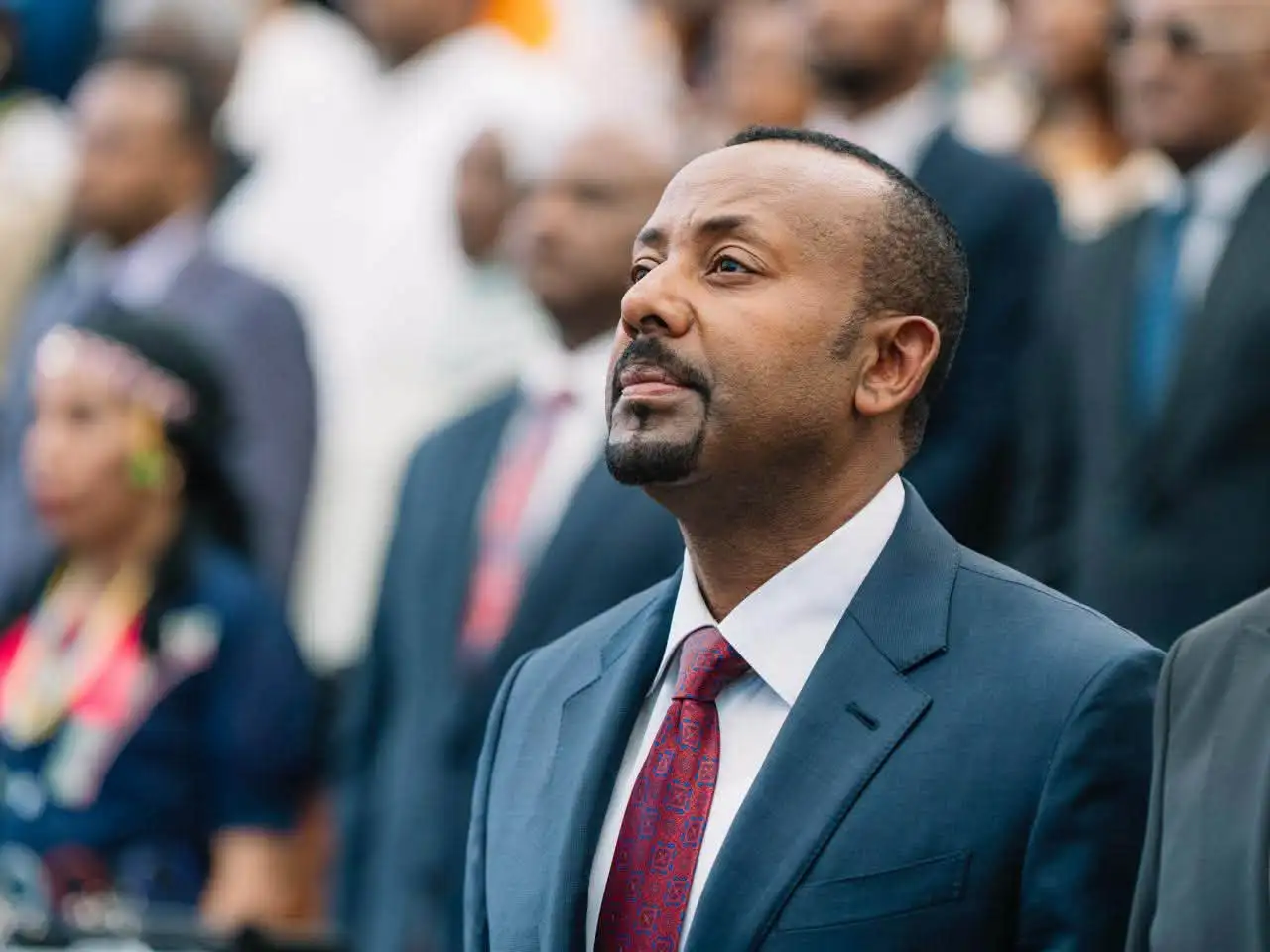በ7ኛው የሕዝብ ተወካዮች ምክር ቤት የ1ኛ ዓመት የሥራ ዘመን 1ኛ መደበኛ የመመስረቻ ስብሰባ ላይ የብሔራዊ መዝሙር ሥነ-ሥርዓት - በምስል
