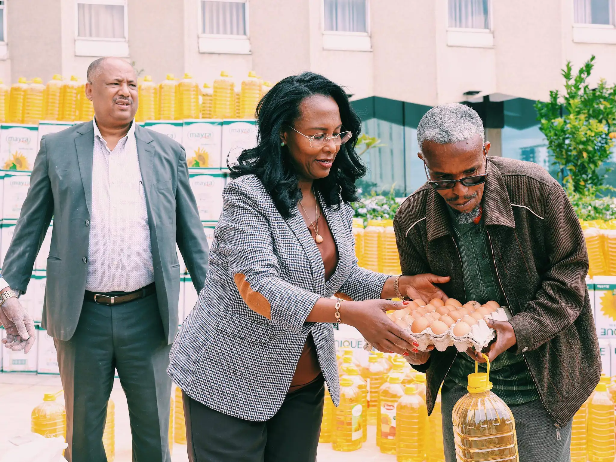 ከንቲባ አዳነች አቤቤ የትንሣኤ በዓል ምክንያት በማድረግ ማዕድ አጋሩ 