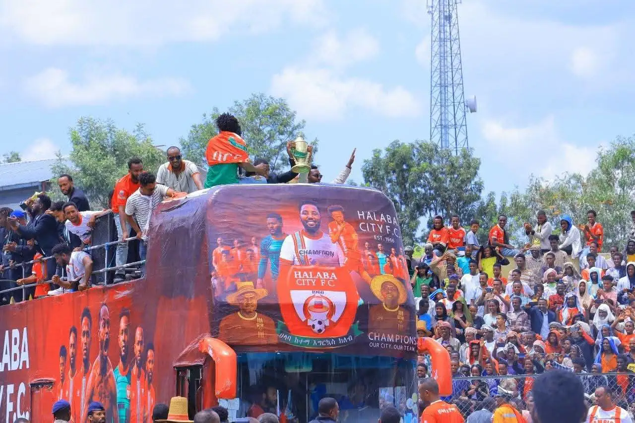 ፈተናዎችን ያለፈው የሀላባ እግር ኳስ ለታሪክ ሰሪዎቹ የመሬትና የገንዘብ ሽልማት ተበረከተላቸው