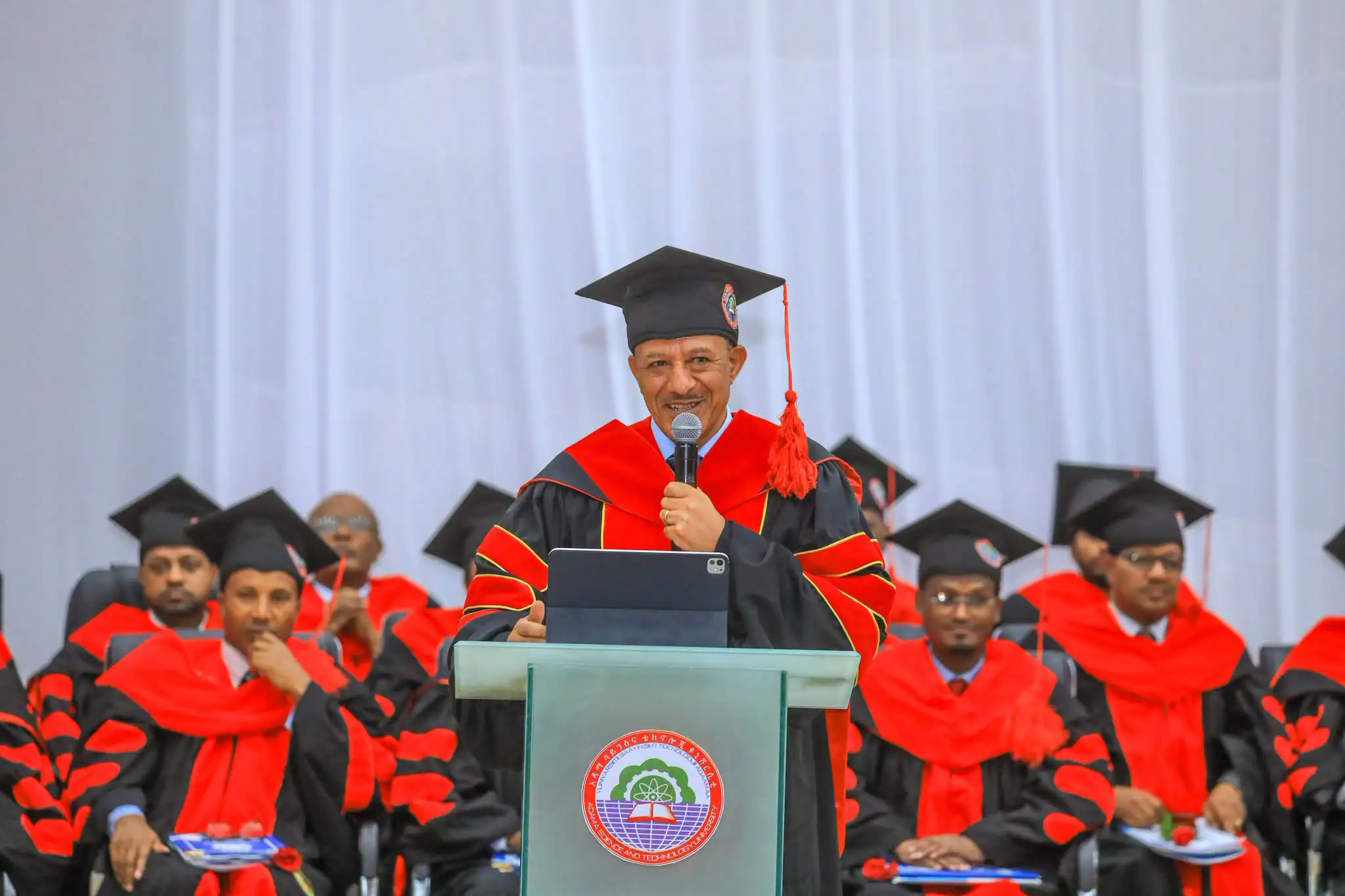 ምክትል ጠቅላይ ሚኒስትር ተመስገን ጥሩነህ በተገኙበት የተካሄደው የአዳማ ሳይንስና ቴክኖሎጂ ዩኒቨርሲቲ ተማሪዎች የምረቃ ሥነ- ሥርዓት እና የችግኝ ተከላ (በምስል)