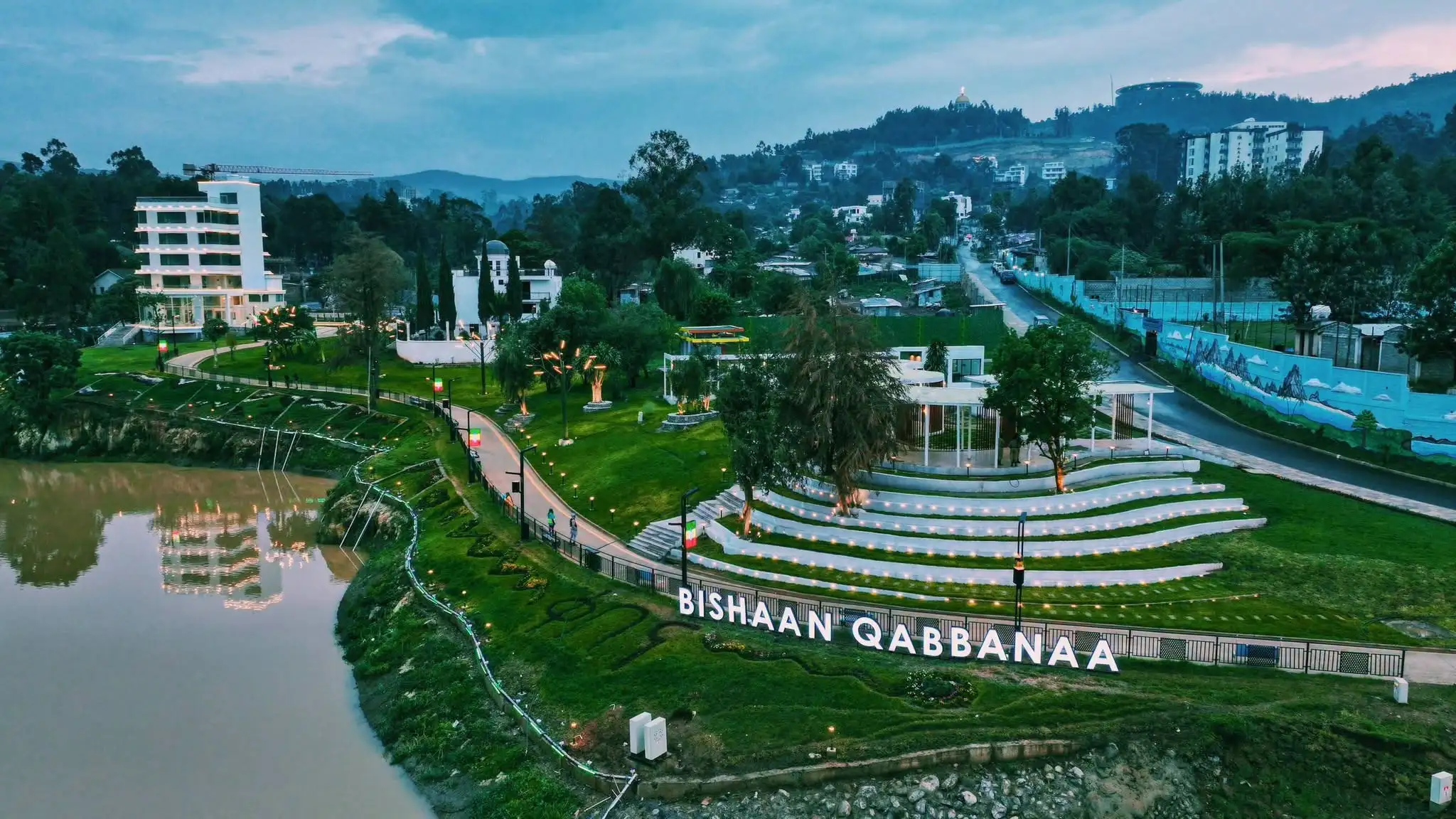 የትዝታው ቀበና ዳግም ሲወለድ፡ ከፀሐዬ ዮሐንስ የልጅነት ናፍቆት እስከ አዲስ አበባ አዲስ ገጽታ