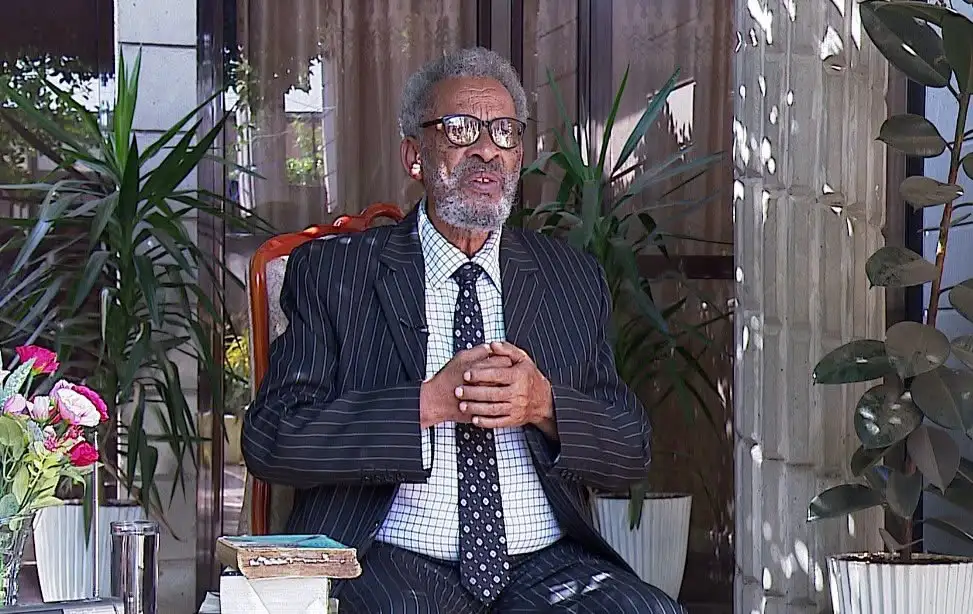 መኖሪያ ቤታቸውን የህዝብ ቤተ-መጻሕፍት ያደረጉት አዛውንት