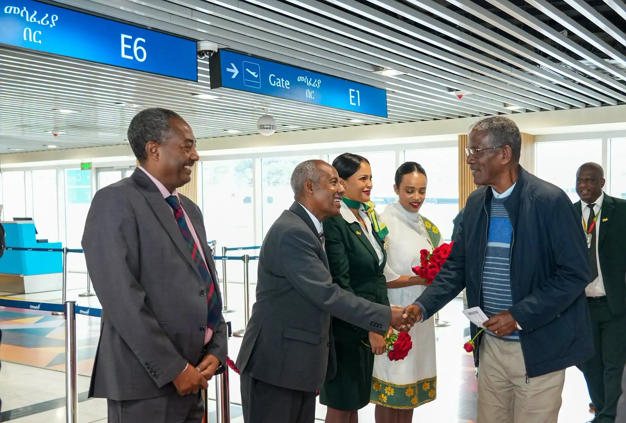 የኢትዮጵያ አየር መንገድ ወደ ሚዛን አማን የመጀመርያውን የቅድመ ምረቃ በረራ አገልግሎት ሲያስጀምር በምስል ይመልከቱ፦