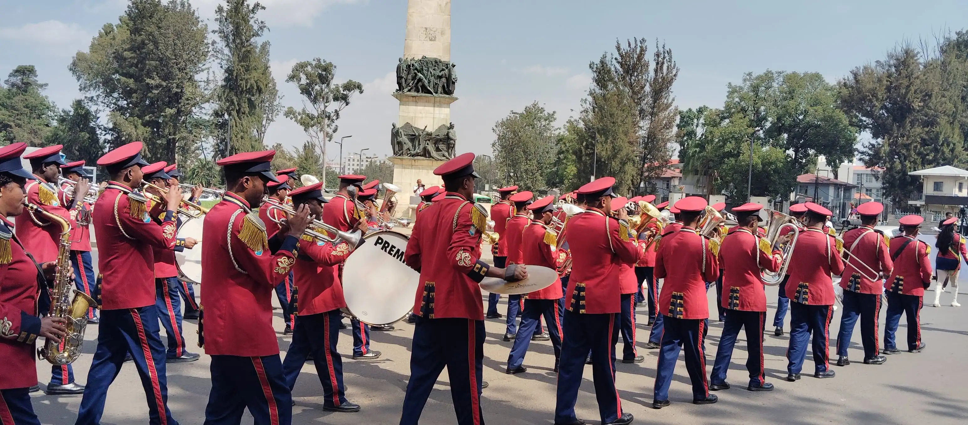 በኢትዮጵያ ነገ በሚጀምረው ሀገራዊ ምክክር ዋዜማ በአዲስ አበባ ከተማ በተለያዩ አካባቢዎች እየተከናወነ የሚገኘው የመከላከያ ማርሽ ባንድ ትርዒት (በምስል)  በቶማስ ኃይሉ