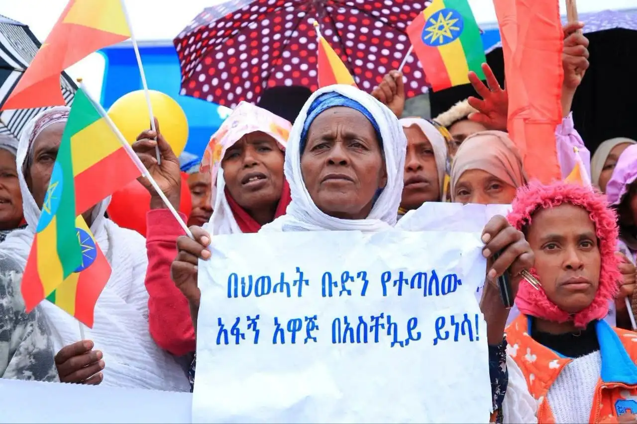 “አፈሳ ይቁም፤ ሰላም ይስፈን” በሚል መሪ ሐሳብ ሕገ-ወጡ የህወሓት ቡድን በትግራይ ሕዝብ ላይ የሚፈፅመውን አፈና እና ጭቆና በሚያወግዘው ሰላማዊ ሰልፍ ከተላለፉ መልዕክቶች መካከል፡-