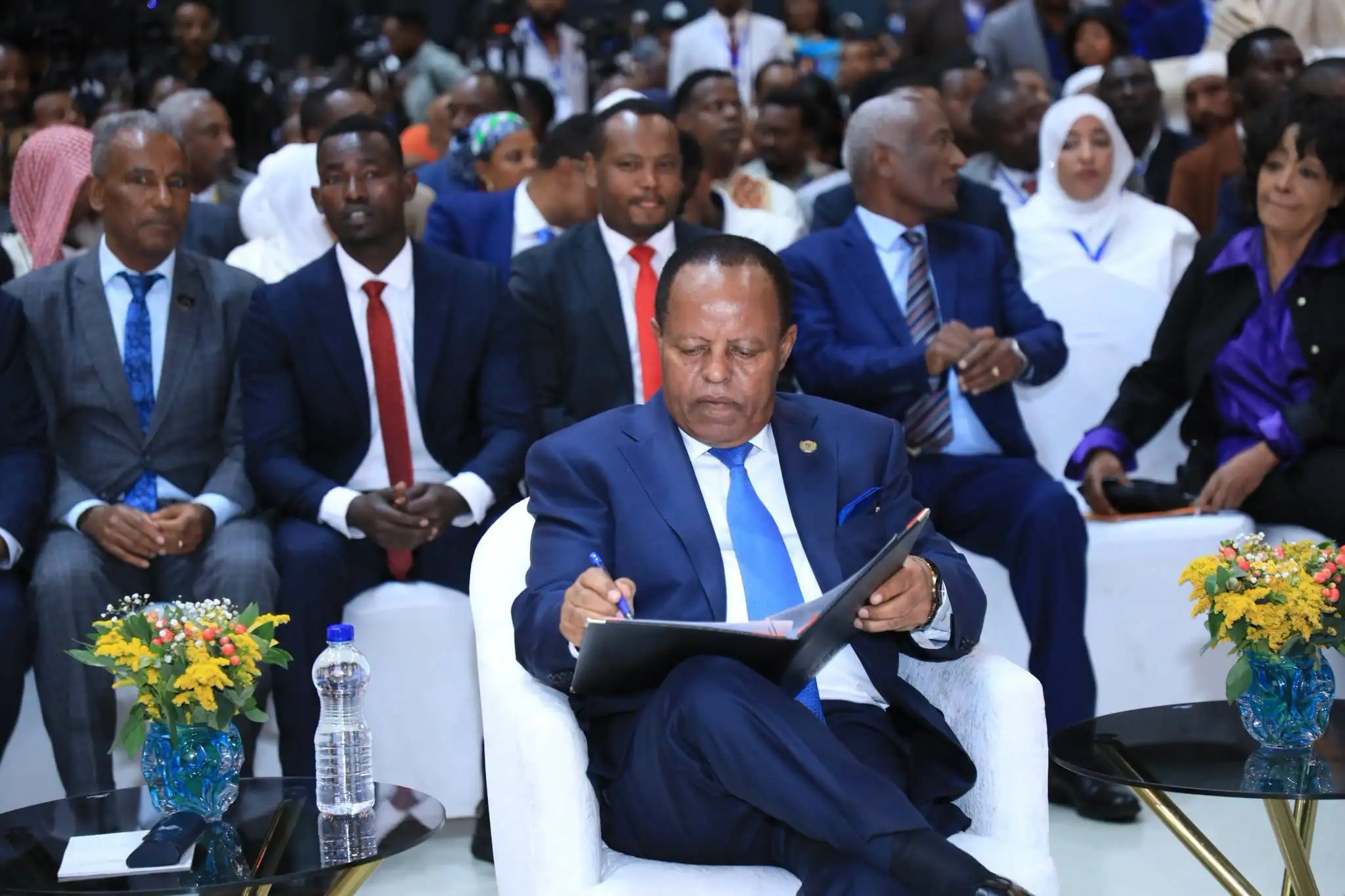 ኢትዮጵያውያን በሰለጠነ የውይይት ባህል ታሪክን የሚያሻግር አዲስ ማኅበራዊ ውል አጸደቁ