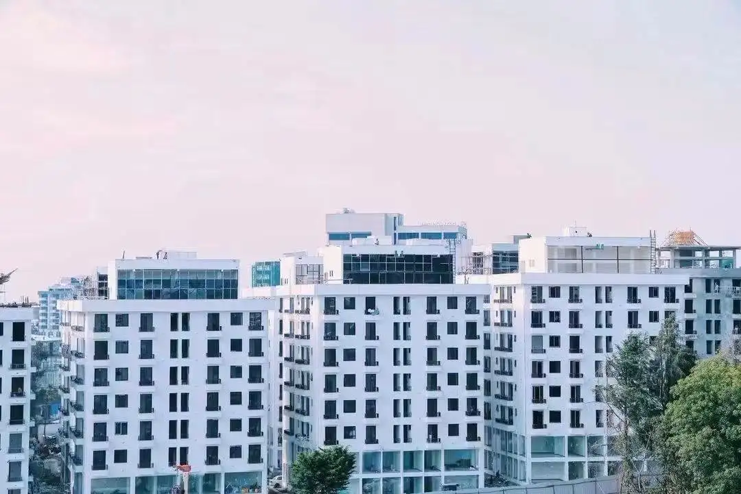 በአራት ወራት ውስጥ ተገንብቶ የተጠናቀቀው ከቅጠል ተራ ወደ “መርካቶ የበጎነት መንደር “ የተቀየረው የመኖሪያ ስፍራ ምን ምን አካቷል?