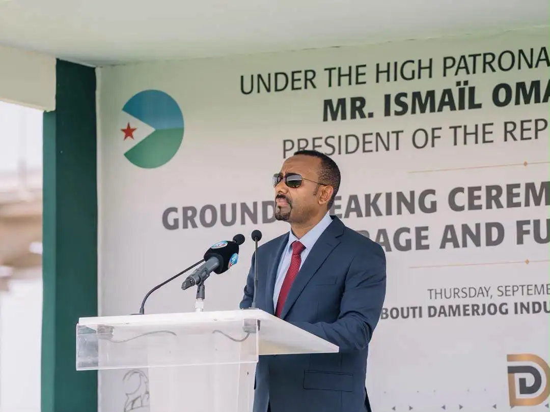 Ministirri Muummee Abiyyi Ahimad (PhD), Pirezidaanti Ismaa'el Umar Geelee fi Aliikoo Daangotee waliin ta'uun Pirojeektii ujummoo Boba’aa dabarsu Daamarjoog fi Dawallee wal qunnamsiisu ifoomsan