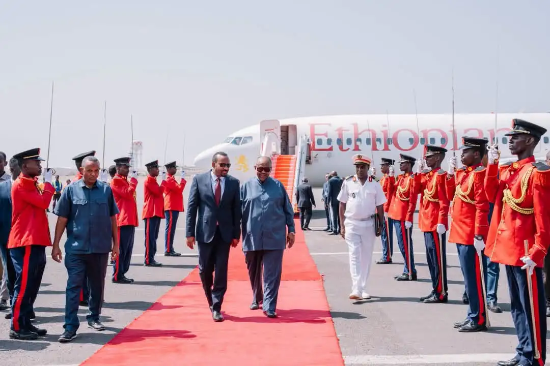 ጠቅላይ ሚኒስትር ዐቢይ አሕመድ (ዶ/ር) በፕሬዚዳንት እስማኤል ዑመር ጌሌ ደማቅ አቀባበል ተደረገላቸው