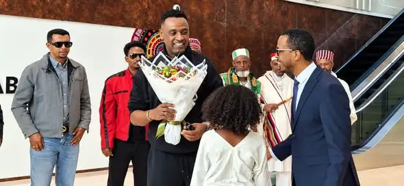 ታዋቂው የአፋን ኦሮሞ ሙዚቃ አቀንቃኝ ዳዊቴ መኮንን ከ27 ዓመታት ቆይታ በኋላ ወደ ሀገሩ ተመለሰ