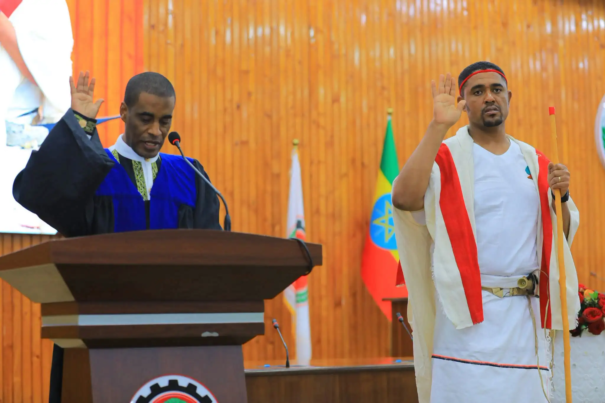 አቶ ሽመልስ አብዲሳ ፕሬዚዳንት ሆነው በመሰየማቸው በጨፌ አባላት ፊት ቃለ መሀላ ፈጽመዋል