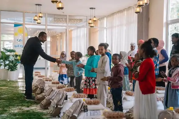 ጠቅላይ ሚኒስትር ዐቢይ አሕመድ መጪዉን የ2019 ዓ.ም የኢትዮጵያ አዲስ ዓመት በዓልን አስመልክቶ፣ ለጠቅላይ ሚኒስትር ጽ/ቤት ሠራተኞች የበዓል ስጦታዎችን አበርክተዋል::